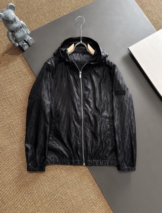 Hoodies & Sweatshirts