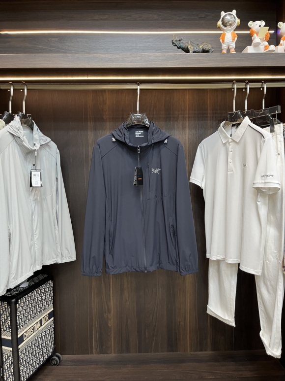 Hoodies & Sweatshirts