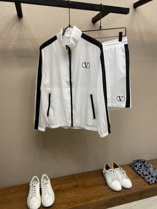 Hoodies & Sweatshirts