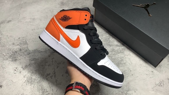 AirJordan1MidSHOES