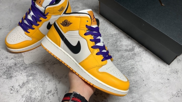 AirJordan1MidSHOES