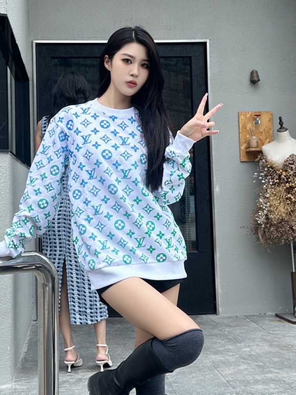 Hoodies & Sweatshirts