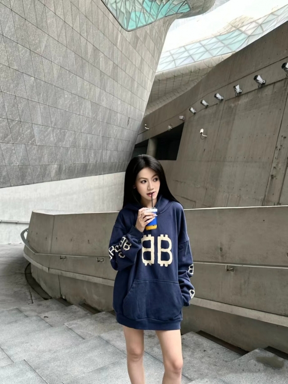 Hoodies & Sweatshirts