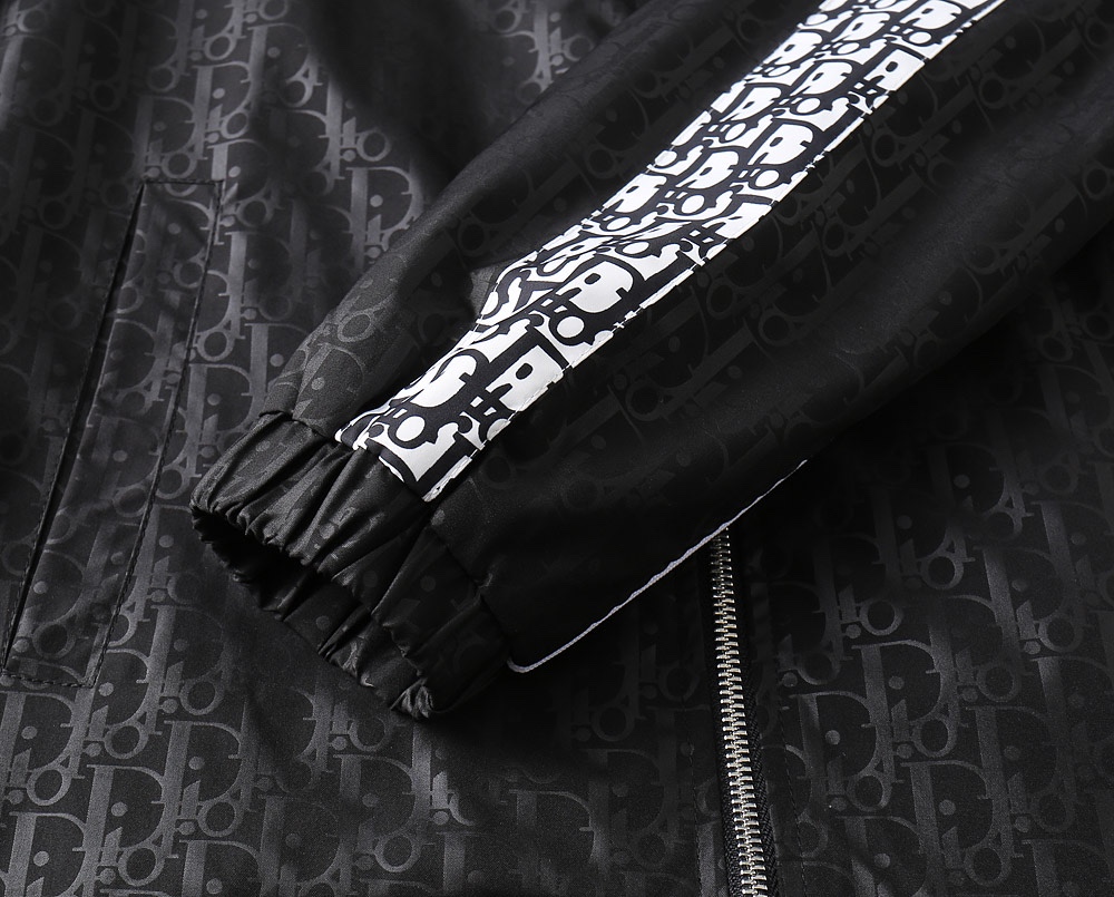 Hoodies & Sweatshirts