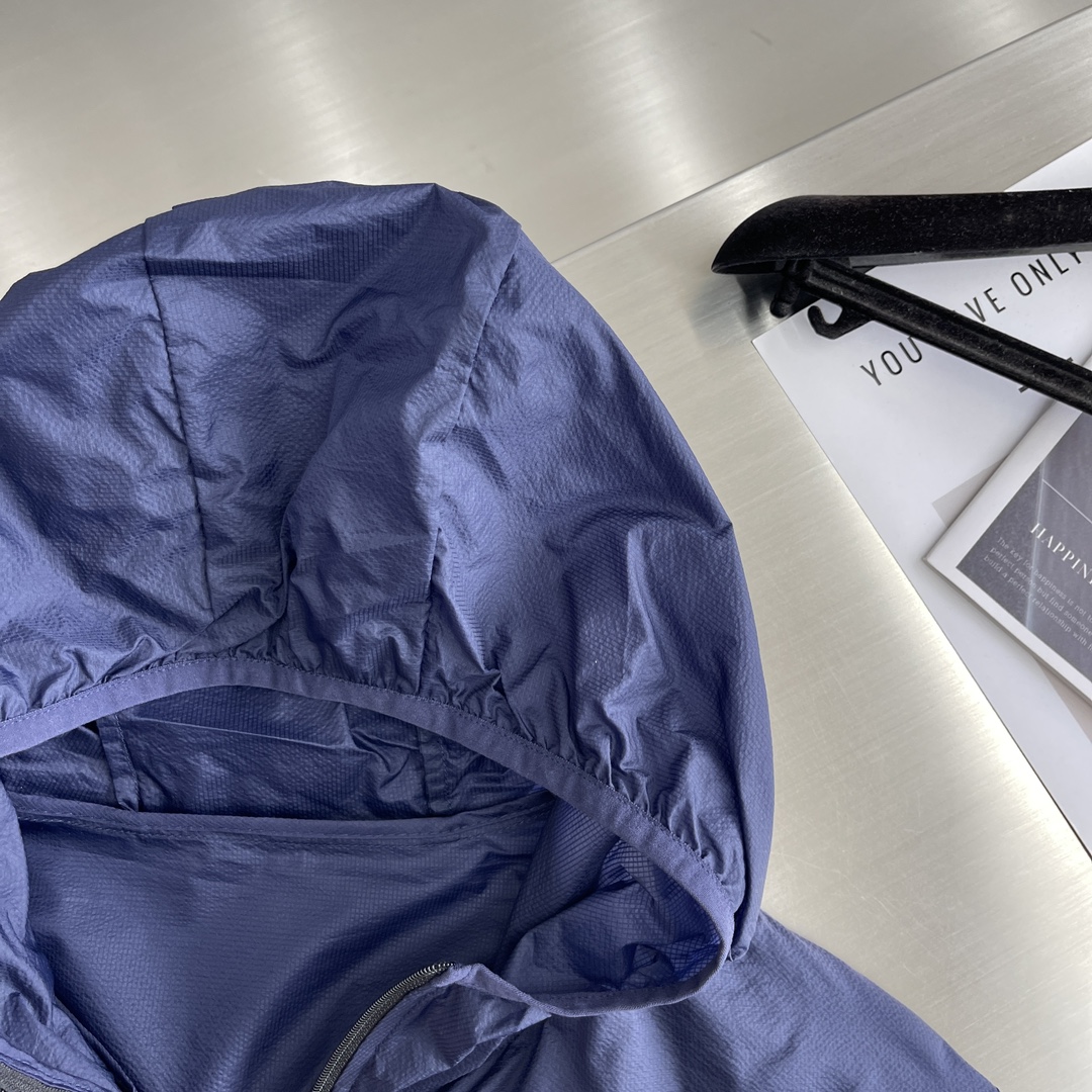 Hoodies & Sweatshirts