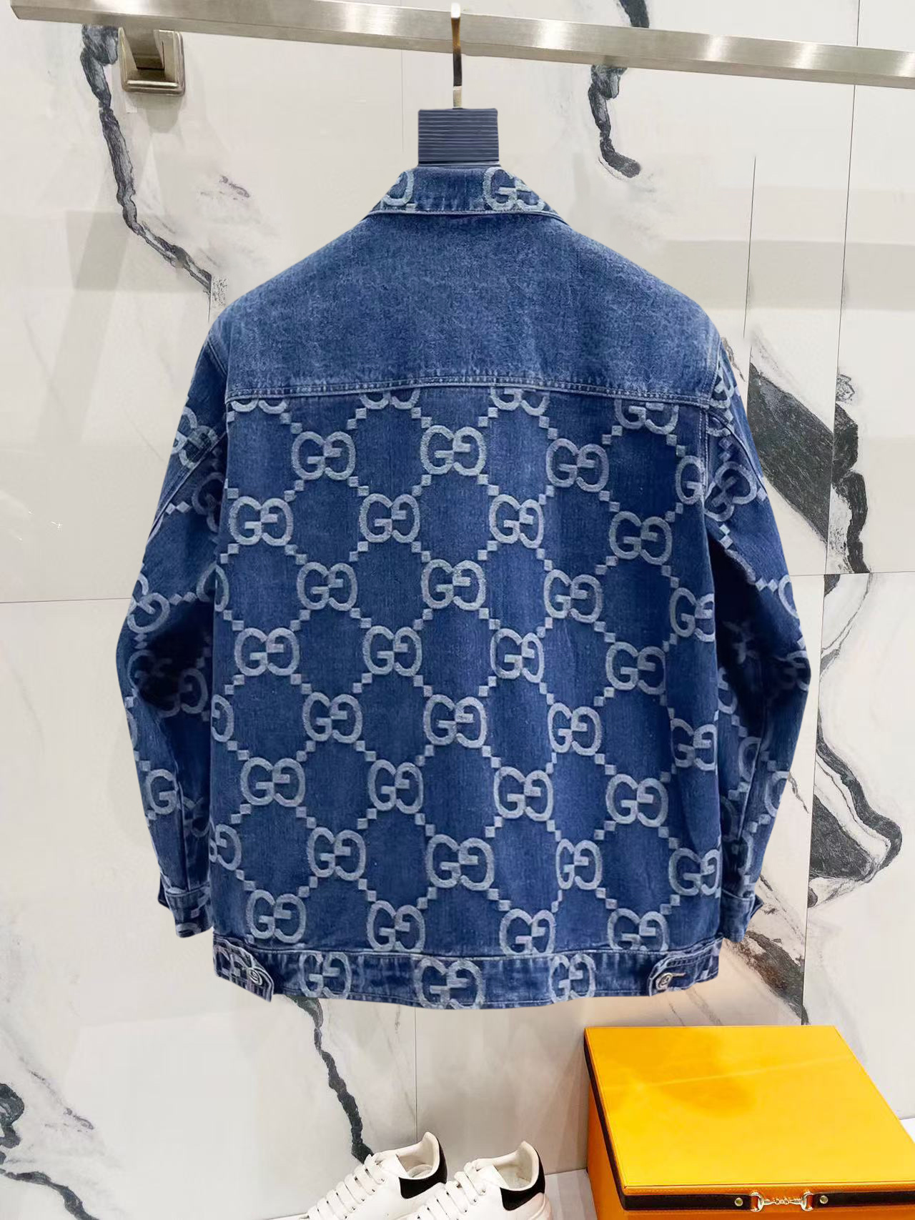 Hoodies & Sweatshirts