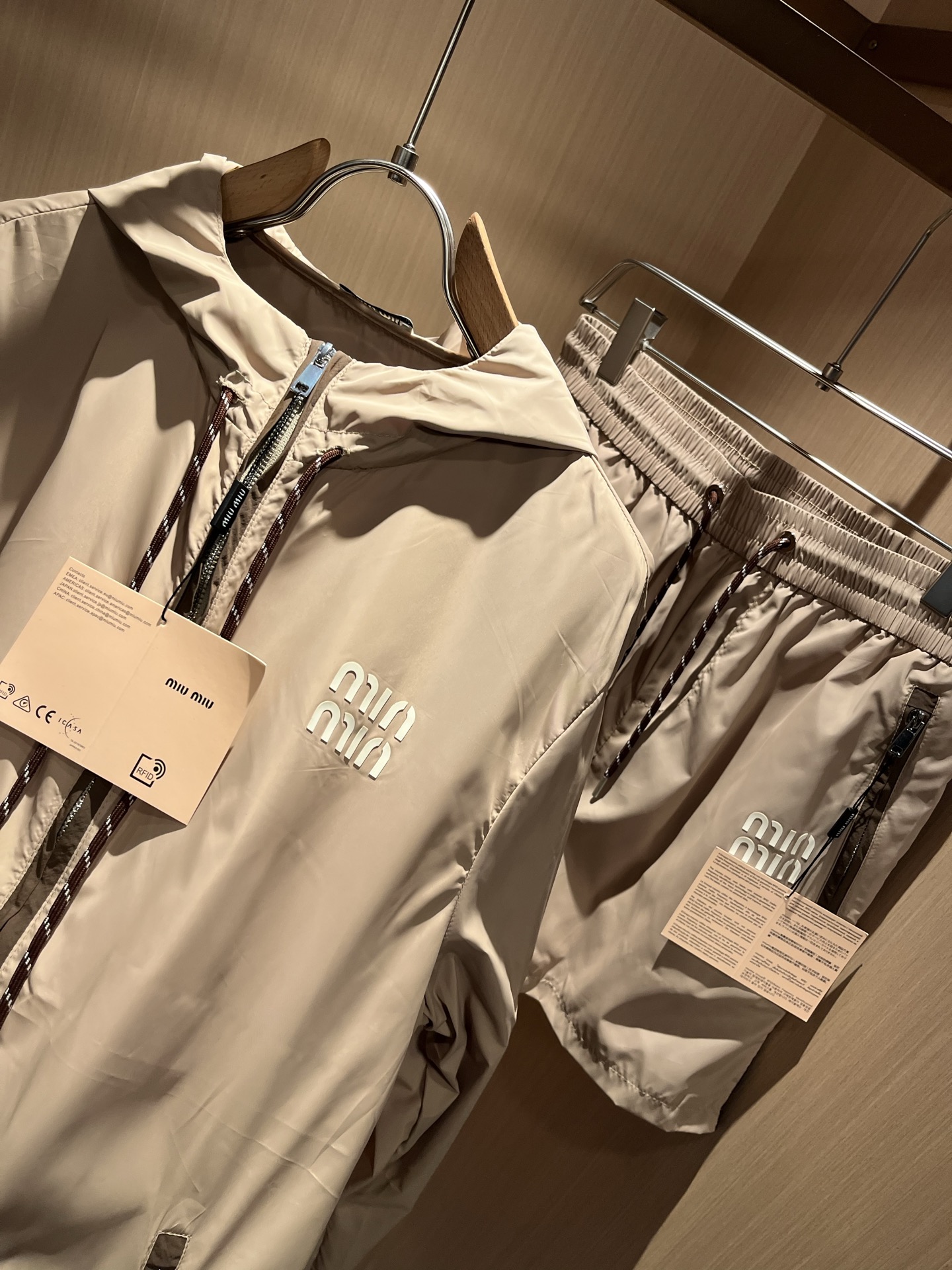 Hoodies & Sweatshirts