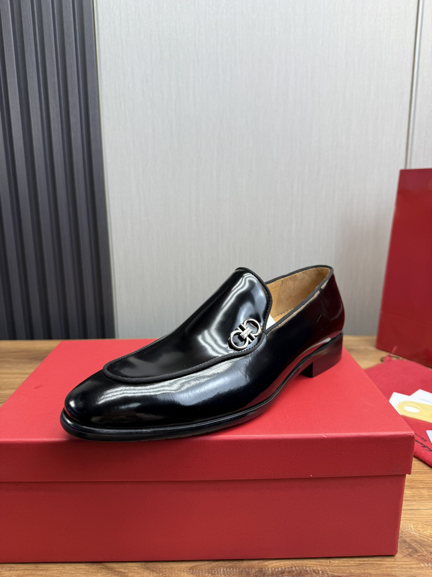 FerragamoSHOES