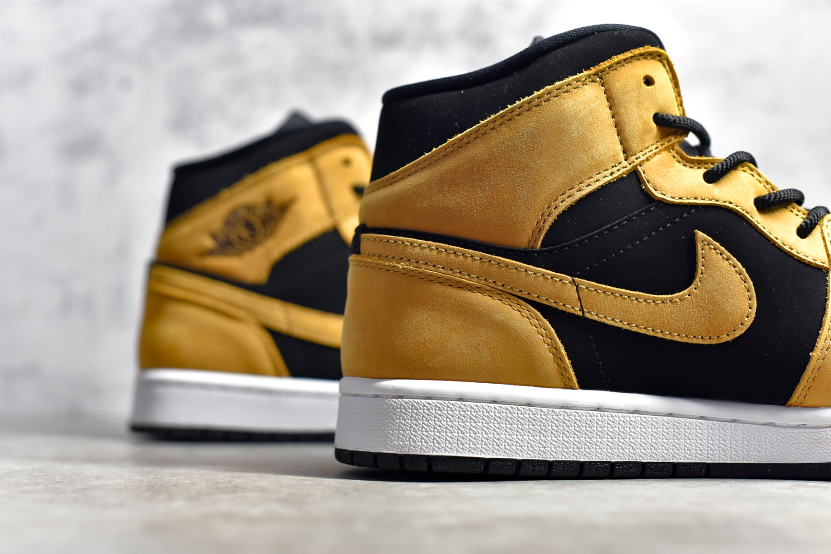 AirJordan1MidSHOES
