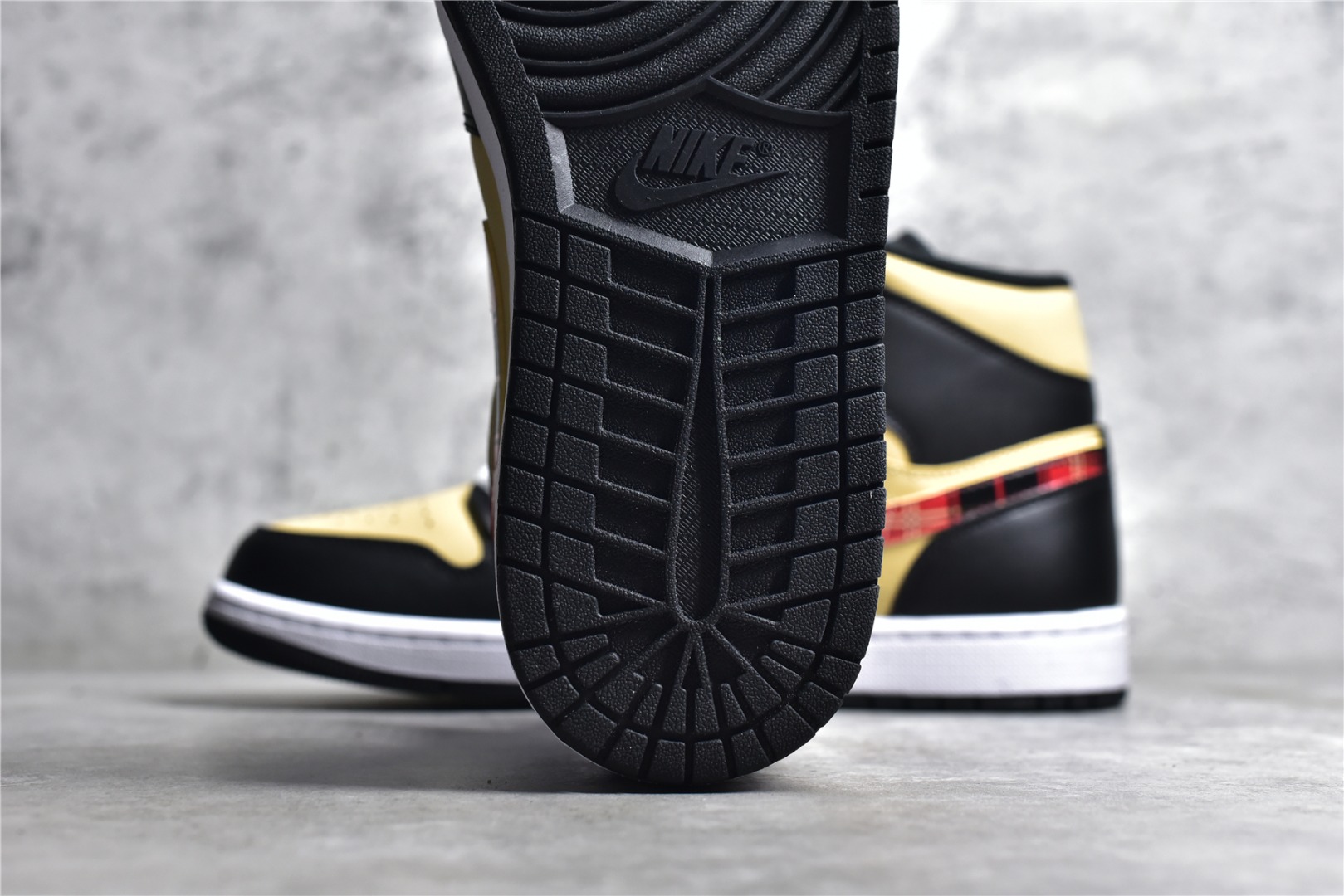 AirJordan1MidSHOES